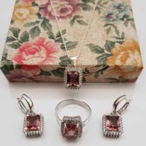 Women’s zultanite jewelry from Turkey.
